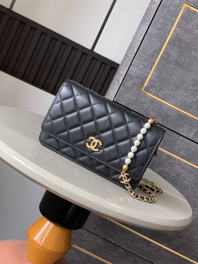 顶级原单 Ohanel25C珍珠黑Woc真的很高级啊银扣真是特别又个性搭配银色五金，超有质感，双C是由丝纹拼成，背上身超级吸睛内里带有6个卡位，Woc包型轻松容