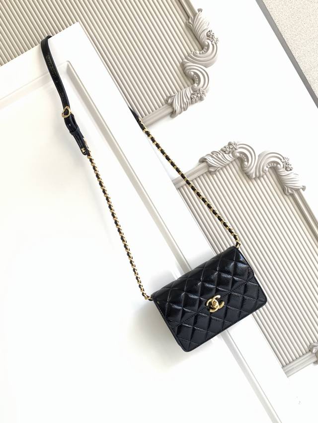 顶级原单 As5618 Chanel 法棍手拿包 25A 高级手工坊 法棍手拿包，高级手工坊 高级来袭 这一季的包包很复古很Vintage～，皮质采用柔软的油蜡