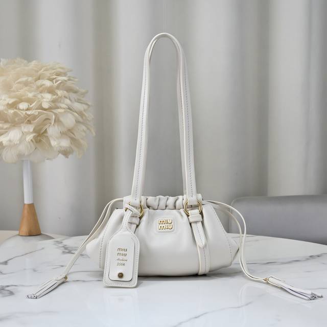 5Bp210 25新款Jioe中古腋下饺子包 全新绵羊皮,搭配钢质做旧金属五金配件,质感高级典雅,袋口采用抽绳束口设计,细密的皱褶花边立体而俏皮,高级又不失慵懒 5Bp210 25新款Jioe中古腋下饺子包 全新绵羊皮,搭配钢质做旧金属五金配件,质感高级典雅,袋口采用抽绳束口设计,细密的皱褶花边立体而俏皮,高级又不失慵懒