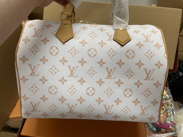 顶级原单 M15108 白花 新款到货163C 顶级原单 M15108 白花 新款到货163C