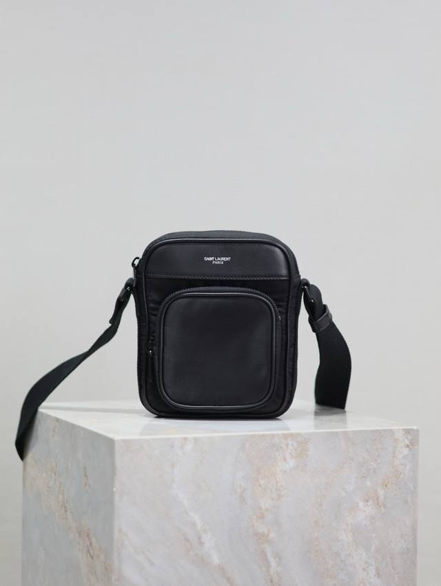 特价 City Econyl_迷你尼龙相机包 男士盐系学院风单肩斜挎包 轻便的尼龙布料 整体低调奢华又百搭 通勤包型可休闲可盐 黑色Black Logo 设计更