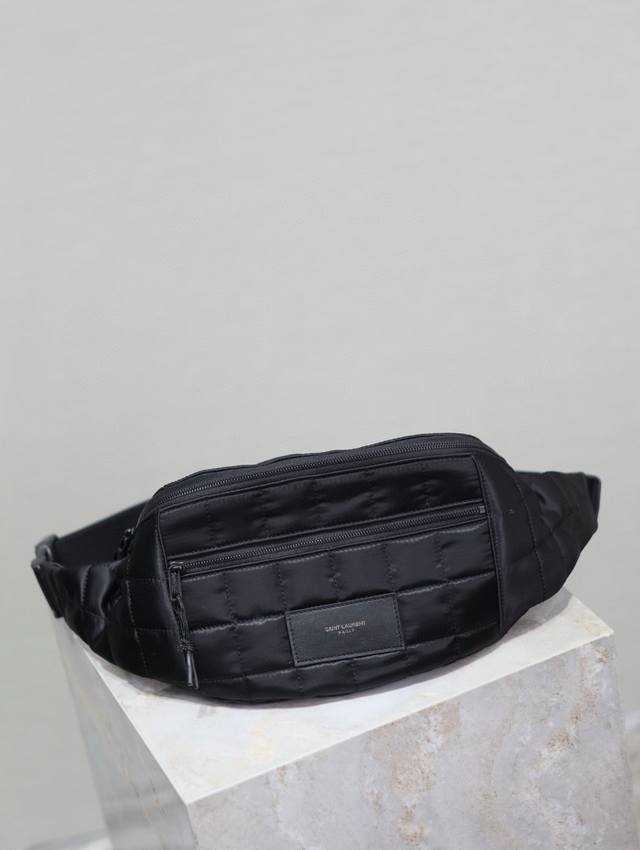 特价 格子尼龙腰包 耐磨耐造的抛光尼龙布料 轻便时尚 包包容量非常大 手拎或者单肩挎着 都很大气 简约又高级的潮流高冷范~ 尺寸:24×16Cm 肩带长度:67 特价 格子尼龙腰包 耐磨耐造的抛光尼龙布料 轻便时尚 包包容量非常大 手拎或者单肩挎着 都很大气 简约又高级的潮流高冷范~ 尺寸:24×16Cm 肩带长度:67