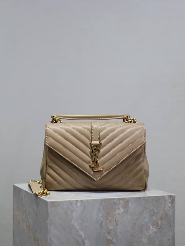 杏色金扣_24Cm #Monogram College# 万年款邮差包，火辣辣的劲爆款24Cm，街拍神器，众多明星好莱坞女神的首选款式，怎么搭都好看、怎么搭都毫