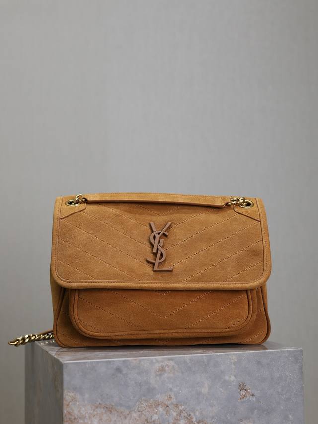 土黄磨砂配金扣 Niki_专柜最新款磨砂皮系列，百分百进口磨砂皮_里外全皮_复古五金！爆款之所以为爆款，就是不止有好看的外表，还有实用的功能！手感柔软细腻！ 型