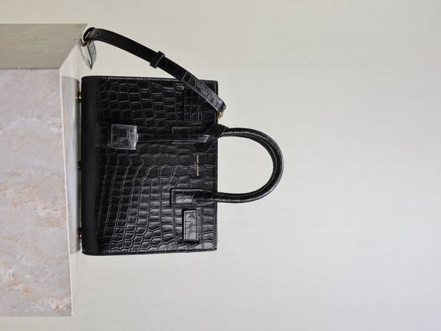 风琴包22Cm_黑色鳄鱼纹金扣 最优雅的风琴包系列Sac De Jour，永远的经典不过时，精湛的鳄鱼纹压花，纹路清晰而且光泽度十足，十分贵气！肩带可以调节，长