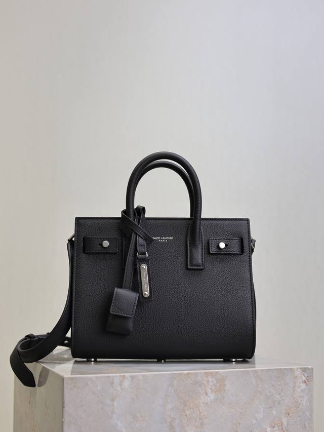 风琴包22Cm_黑色银扣 最优雅的风琴包系列Sac De Jour,永远的经典不过时,精湛的荔枝纹压花,纹路清晰而且光泽度十足,十分贵气!肩带可以调节,长短自己 风琴包22Cm_黑色银扣 最优雅的风琴包系列Sac De Jour,永远的经典不过时,精湛的荔枝纹压花,纹路清晰而且光泽度十足,十分贵气!肩带可以调节,长短自己