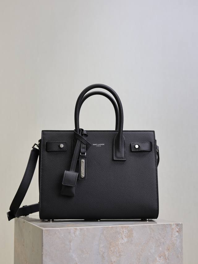 风琴包26Cm_黑色银扣 最优雅的风琴包系列Sac De Jour,永远的经典不过时,精湛的荔枝纹牛皮,纹路清晰而且光泽度十足,十分贵气!26Cm内配有中隔,可 风琴包26Cm_黑色银扣 最优雅的风琴包系列Sac De Jour,永远的经典不过时,精湛的荔枝纹牛皮,纹路清晰而且光泽度十足,十分贵气!26Cm内配有中隔,可