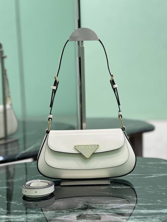 亮面翻盖单肩包 别致高贵亮面小牛皮 精致时尚全新锁扣开合 大Logo三角徽标完美融合于包身 配有2条肩带可拆卸可调节 既可以作为腋下包也可以调节成斜挎包 线条流