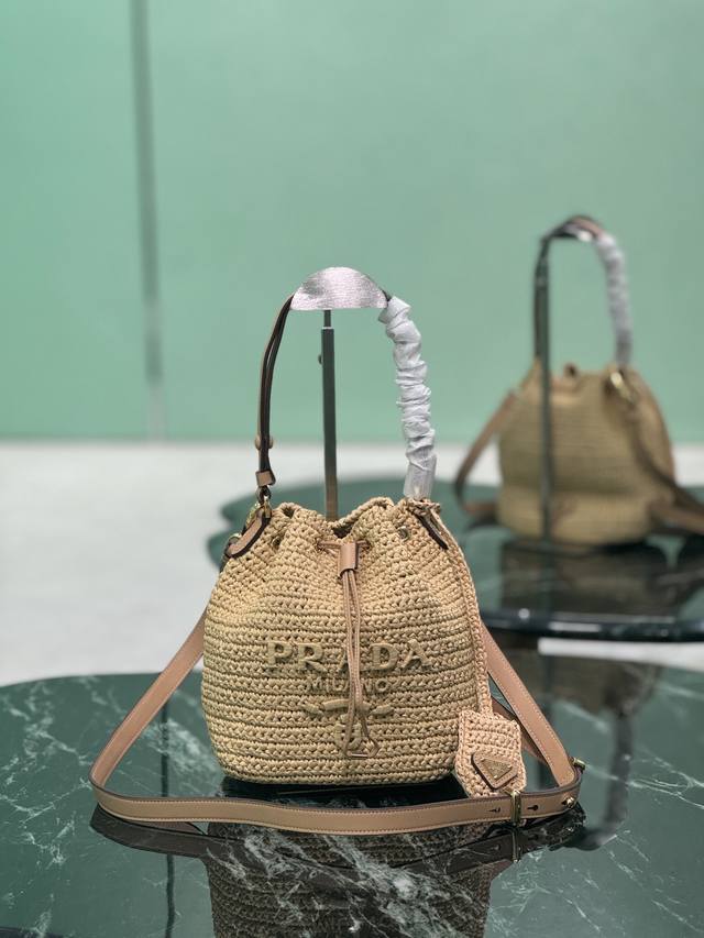 编织抽绳水桶包 拉菲草编织非常扎实 超有质感 日常搭配私服也不会出错的单品 自然风的设计 仿佛都能呼吸 款号：1Be068 尺寸20×17×1