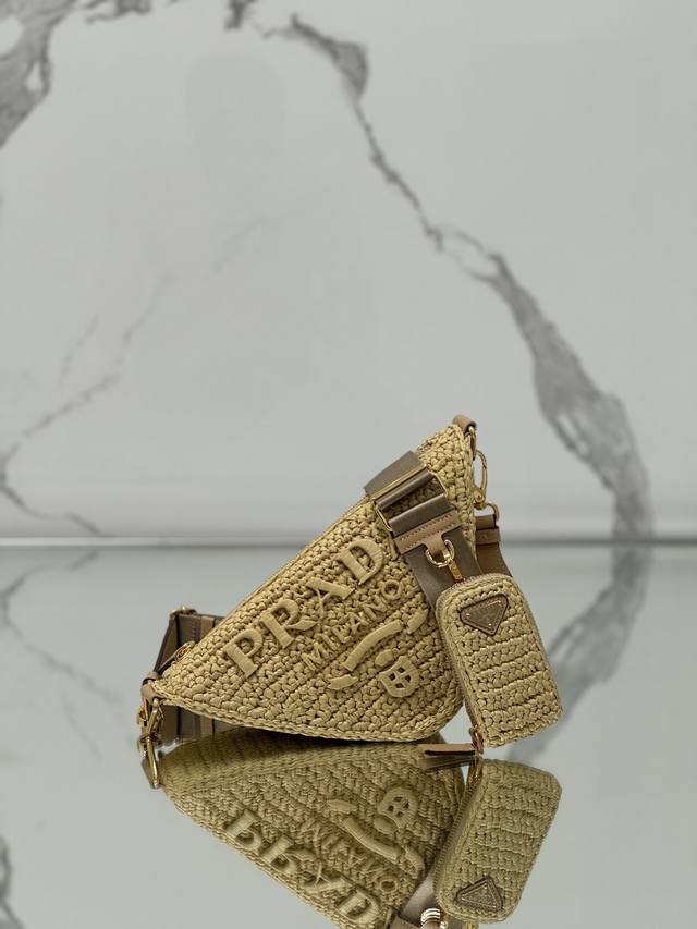 编织三角包 这款纯手工编织三角包设计太棒了，立体手工编织字体，复杂手工显得格外大气 时尚，容量空间大，肩带配有一个可拆卸小包。 尺寸：长26X高14X底10.5