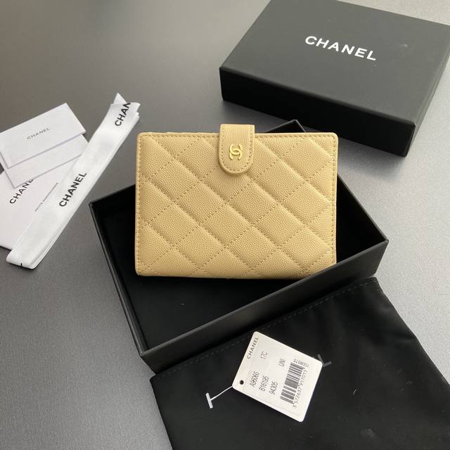 特级五金原厂皮 小香護照夾系列 絎縫配以標志性金屬標志 金色調金屬五金，专用意大利进口皮 4個卡糟，1个小拉链袋. 1個鈔票隔層，1個護照夾卡糟 编号:9606