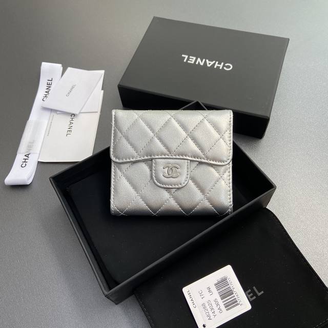 意大利進口皮 特製銀色羊皮革 銀色調金屬五金 6個卡片槽 1個鈔票隔層 1個零錢拉鏈袋 编号:82288 尺寸:W10.5×H11.5×D3Cm