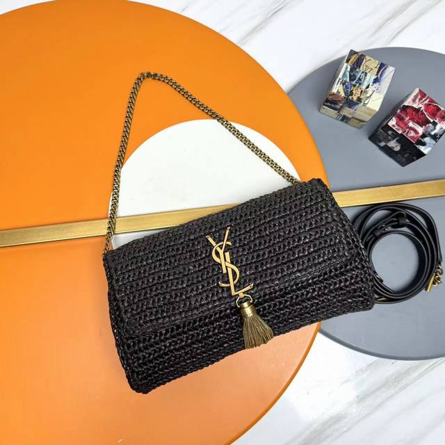 编织款_ 说起这两年最火的包包，一定有腋下包的名字！一根细肩带背起来，包包正好夹在腋下位置，解放了双手，手臂也显得更加纤长、更加自由。小小一只包挎在身上，与一身