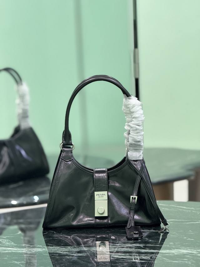 春夏新款 这款迷你走秀款采用进口油腊皮，顶级五金，前幅配有插扣锁开合，容量空间大，又可手提又可肩背，上身效果非常大气时尚。 尺寸：长26X高18X底12Cm 款