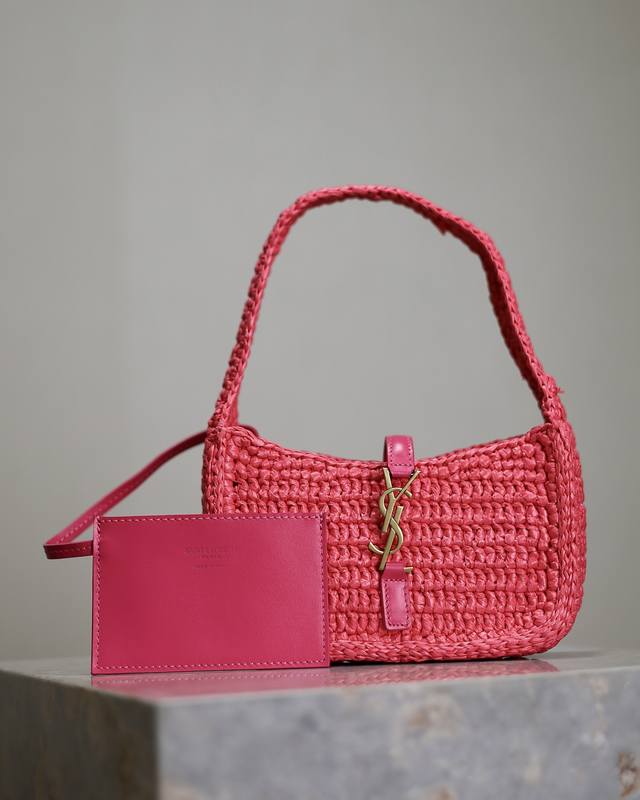 玫红编织 Le 5 A 7腋下编织包来La~ 满满的艺术气息 ，拉菲草编织非常扎实，超有质感，法式慵懒风，日常搭配私服也不会出错单品，搭配一个卡片零钱夹，清新感