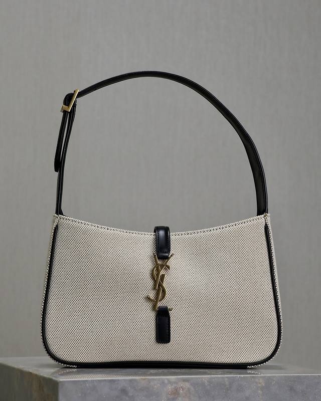 黑色牛皮配棉麻 原厂皮 腋下包Le5A7 Bag 强推今年的宝藏包包之一!极简外形+金属Logo 扣开合设计 可调节肩带 简洁唯美且高级感 包身轻盈 易搭配 太 黑色牛皮配棉麻 原厂皮 腋下包Le5A7 Bag 强推今年的宝藏包包之一!极简外形+金属Logo 扣开合设计 可调节肩带 简洁唯美且高级感 包身轻盈 易搭配 太