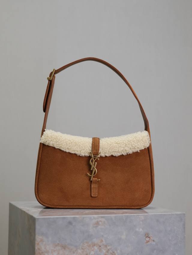 土黄磨砂配羊羔毛 原厂皮 腋下包Le5A7 Bag 强推今年的宝藏包包之一!极简外形+金属Logo 扣开合设计 可调节肩带 简洁唯美且高级感 包身轻盈 易搭配 土黄磨砂配羊羔毛 原厂皮 腋下包Le5A7 Bag 强推今年的宝藏包包之一!极简外形+金属Logo 扣开合设计 可调节肩带 简洁唯美且高级感 包身轻盈 易搭配