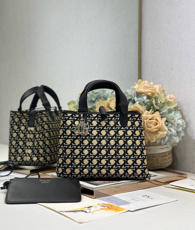 Dior Toujours 手袋〔刺绣菱格工艺中号〕带最新对版芯片# 这款Dior Toujours 手袋于二零二四春夏系列发布秀精彩亮相,休闲实用的设计别具一