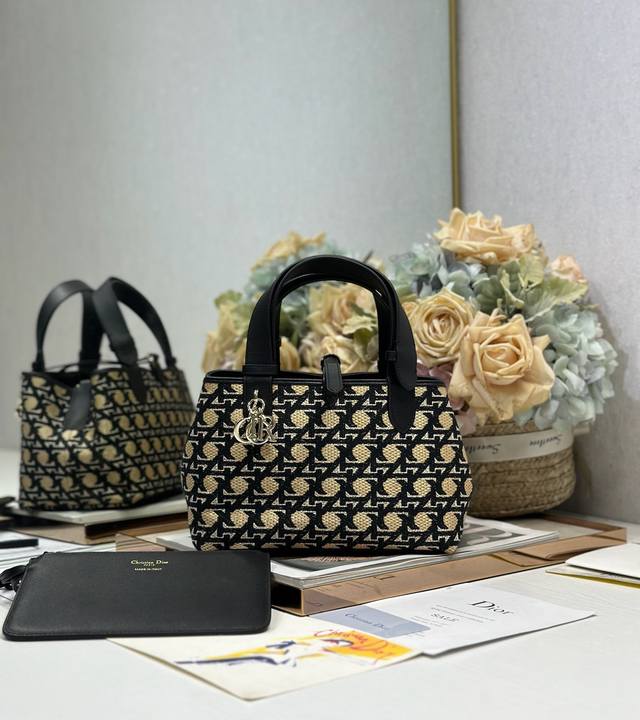 Dior Toujours 手袋〔刺绣菱格工艺小号〕带最新对版芯片# 这款Dior Toujours 手袋于二零二四春夏系列发布秀精彩亮相,休闲实用的设计别具一