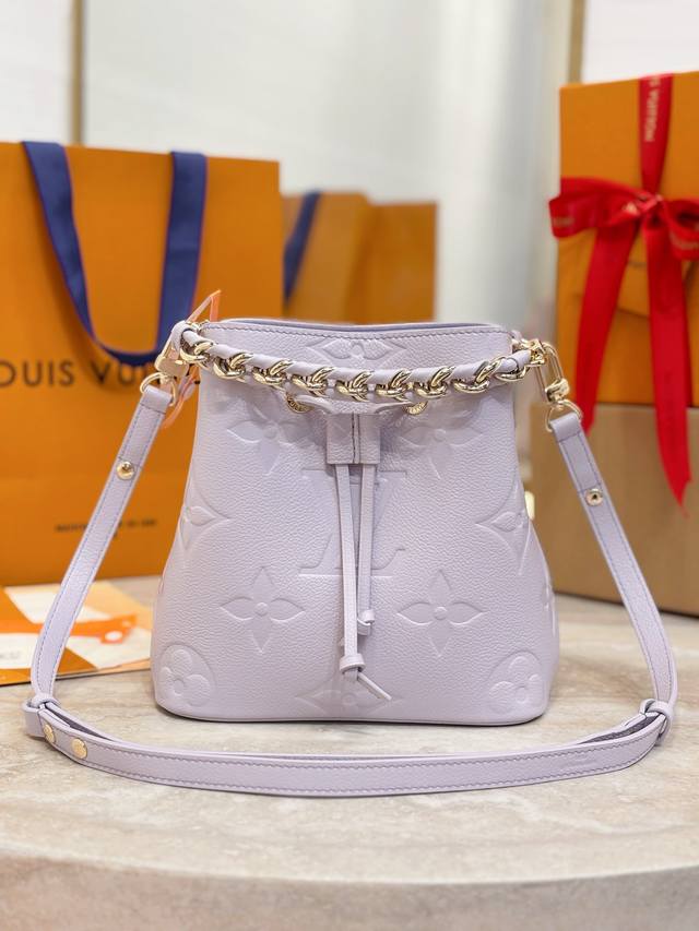 顶级原厂 NéOnoé Bb 手袋 M25675紫色 本款 NéOnoé Bb 手袋以清雅风姿加入 Dream 系列 为 Monogram Empreinte