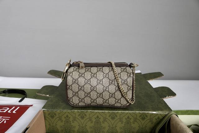 厂价 最高版本原厂皮顶级原单配专柜全套包装 简介：Ophidia系列亮眼呈献新颖廓形与功能，以标志性米色和棕色配色匠心演绎，缔就质地柔软的创新包袋单品。米色和深