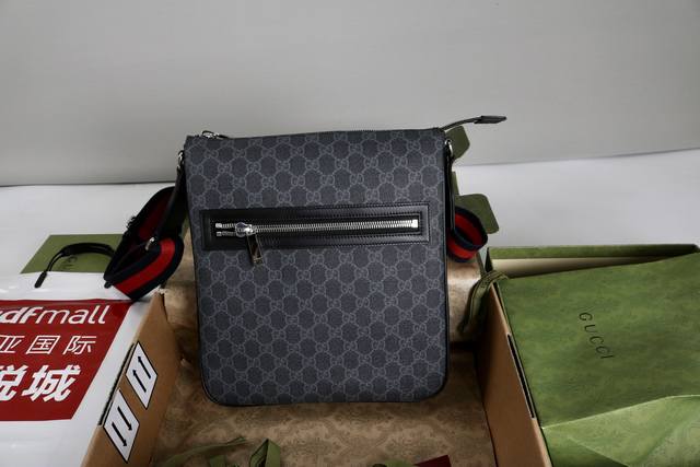 厂价 最高版本原厂皮顶级原单配专柜全套包装 简介采用柔软的高级Pvc防水料精心打造！简约设计与品牌经典标志性红绿织带融合。 型号792081大 材质采用专柜质感