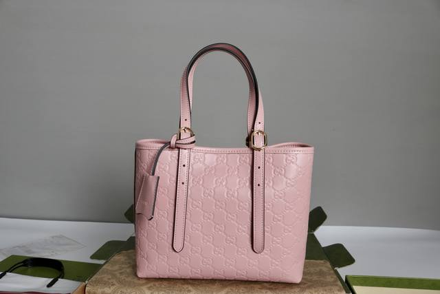 厂价 最高版本原厂皮顶级原单配专柜全套包装 简介：Gg Emblem系列小号托特包。这款购物袋Gg图案和条纹织带这两种品牌颇有辨识性的元素融合成经典搭配，Oph