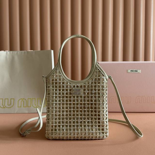 配置专柜全套包装 5Ba281钻石包这款手袋通体覆盖由人造仿水晶组成的几何图案，细节精致考究，经典字母徽标增添别具一格的格调与辨识度，配有可拆卸可调节皮革长肩带