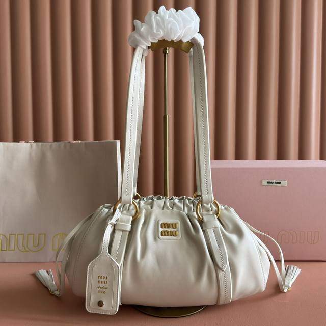 配置专柜全套包装 5Bg306 对版斜口油边出货 Miu中古腋下饺子包，全新植柔羊皮满满复古怀旧风情，搭配钢质做旧金属五金配件，质感高级典雅，袋口采用抽绳束口设