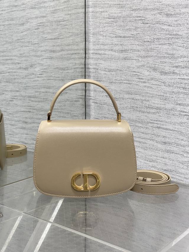 顶级原单 配全套包装 现货 30 Montaigne Avenue系列中号，绝不能错过的秋冬款，采用进口黑色光面牛皮革精心制作，搭配复古的金色字母Logo标志，