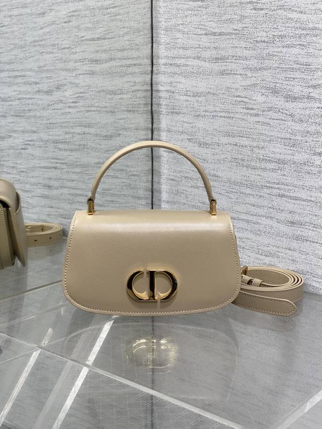 顶级原单 配全套包装 现货 30 Montaigne Avenue系列小号，绝不能错过的秋冬款，采用进口黑色光面牛皮革精心制作，搭配复古的金色字母Logo标志，