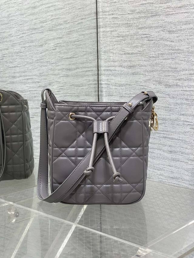 顶级原单 配全套包装 岩石灰小号现货 Caro水桶包Motion系列，新款美包又上新了，进口小羊皮精心制作，精湛的工艺，经典的菱形格，可爱的水桶包造型，优雅又不