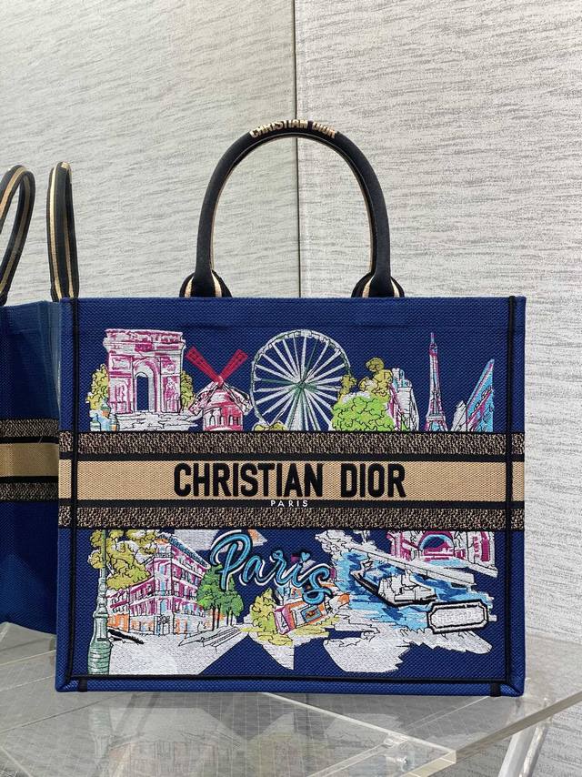 原厂 配全套包装 大号现货 Tote最新Souvenir夏季胶囊系列限定托特，城市印记风车刺绣图案，夏日气息扑面而来，高级的拼色，标志性的字母，超大容量的设计