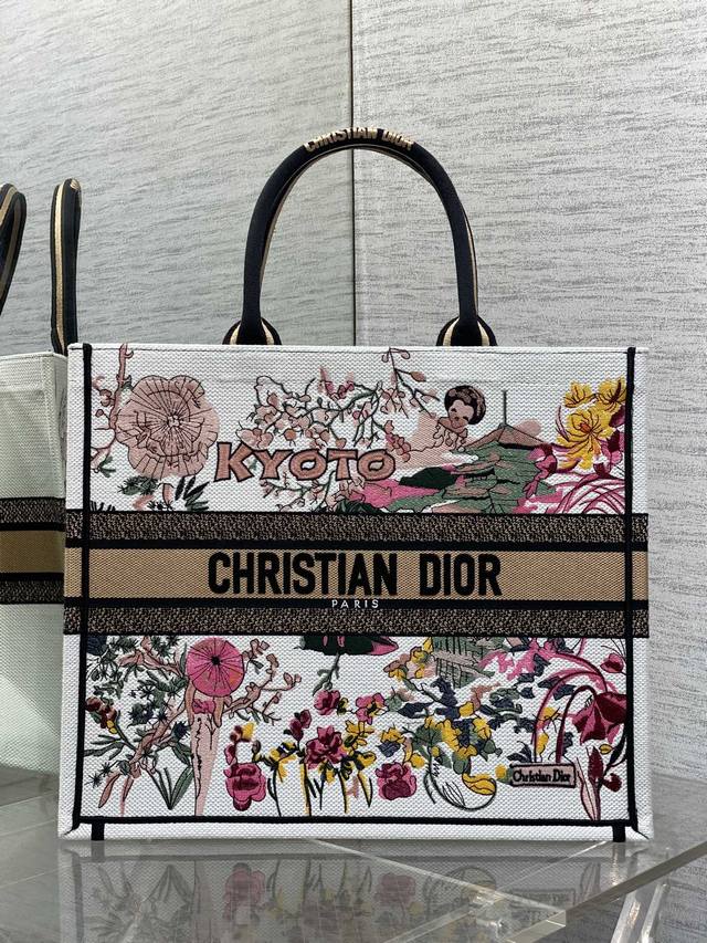 原厂 配全套包装 大号现货 Tote最新Souvenir夏季胶囊系列限定托特,仕女刺绣图案,夏日气息扑面而来,高级的拼色,标志性的字母,超大容量的设计 ,凹造型 原厂 配全套包装 大号现货 Tote最新Souvenir夏季胶囊系列限定托特,仕女刺绣图案,夏日气息扑面而来,高级的拼色,标志性的字母,超大容量的设计 ,凹造型