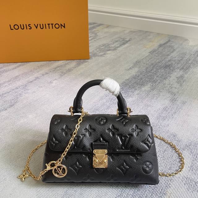 独家定制实拍顶级原单加强版 ,变码芯片 M12145白 M12144黑 M12211蓝 定制头层牛皮,钢扣 本款 Nano Madeleine 手袋以 Mono 独家定制实拍顶级原单加强版 ,变码芯片 M12145白 M12144黑 M12211蓝 定制头层牛皮,钢扣 本款 Nano Madeleine 手袋以 Mono