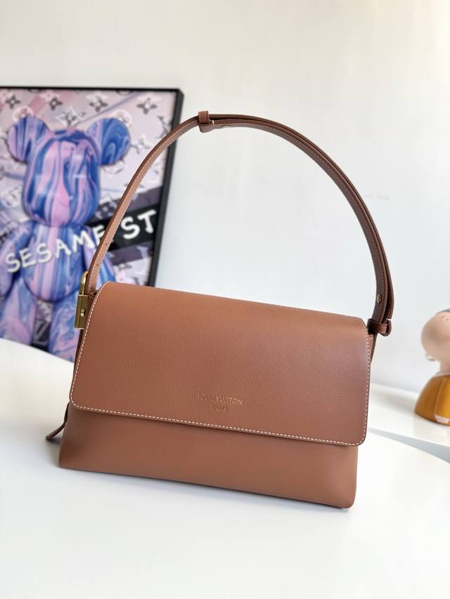 163C动态芯片配专柜包装』 海外原单M13151独家实拍！這款Low Key Messenger手袋是經典Low Key系列的首個翻蓋款式。優雅的日常袋款以柔