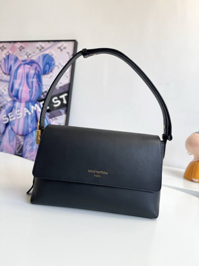 163C动态芯片配专柜包装』 海外原单M13148独家实拍！這款Low Key Messenger手袋是經典Low Key系列的首個翻蓋款式。優雅的日常袋款以柔