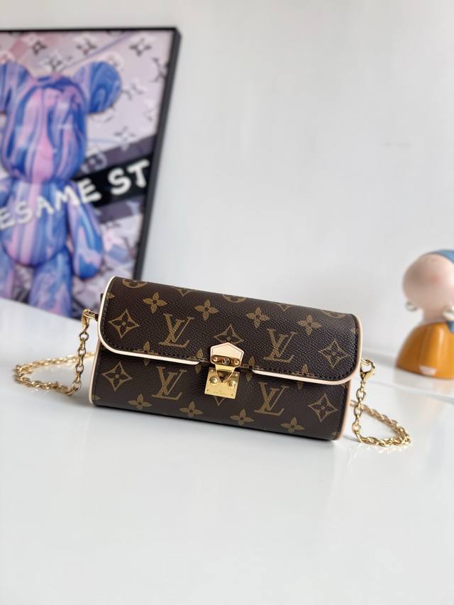 海外原单M13566独家实拍！本款 Pochette Camille 手袋取材 Monogram 帆布，致意路易威登 2000 春夏时装秀问世的原版设计。S-L