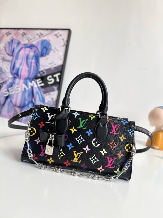 163C动态芯片配专柜包装』 海外原单M13260独家实拍！本款 Onthego East West 手袋取材涂层帆布，以路易威登 X 村上隆合作系列的彩虹色调