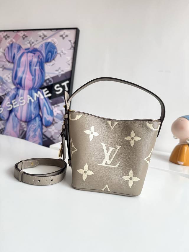 动态芯片配专柜包装』 海外原单M13045独家实拍！本款 All In Bb 手袋将摩登设计理念融于优雅轮廓与充裕空间之中。Monogram Empreinte