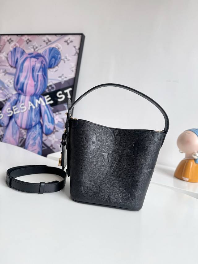 动态芯片配专柜包装』 海外原单M13480独家实拍！本款 All In Bb 手袋将摩登设计理念融于优雅轮廓与充裕空间之中。Monogram Empreinte