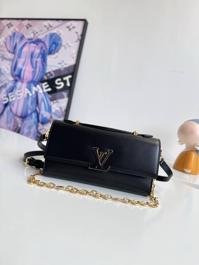 动态芯片配专柜包装』海外原单M12143独家实拍！ Wallet On Chain Capucines 手袋融合精湛匠艺与优雅格调，为柔滑皮革点缀经典 Lv 字