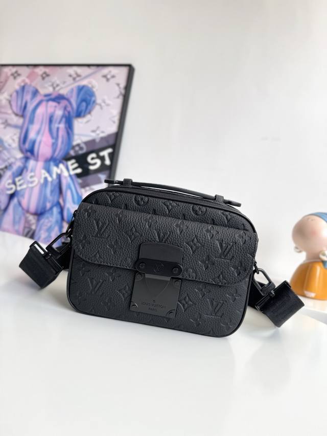 163动态芯片配专柜包装』 海外原单M58489独家实拍！本款 S Lock 邮差包由柔软 Taurillon 皮革制成，选用优雅色调，点缀品牌传统的 Mono