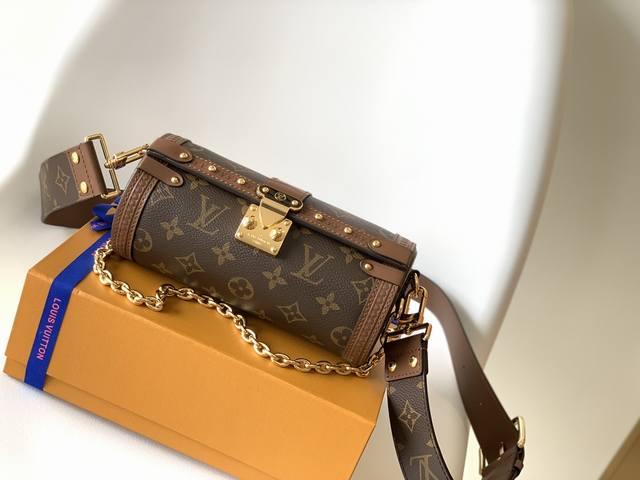 动态芯片 M57835 Ss 秋季新款 Papillon Trunk 别圆桶翻盖锁扣设计，斜挎、手拎Or腋下都可。大小可以放得下手机，不是那种中看不中用的包。外