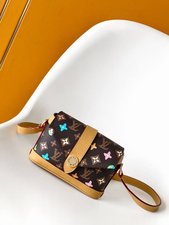 调价黑彩M83346顶级原单 变码芯片Tyler联名款郵差包微标印花翻盖开合皮革 斜挎单肩包 男女同款货号19 X 12 X7厘米 长度X高X宽 Monogra 调价黑彩M83346顶级原单 变码芯片Tyler联名款郵差包微标印花翻盖开合皮革 斜挎单肩包 男女同款货号19 X 12 X7厘米 长度X高X宽 Monogra