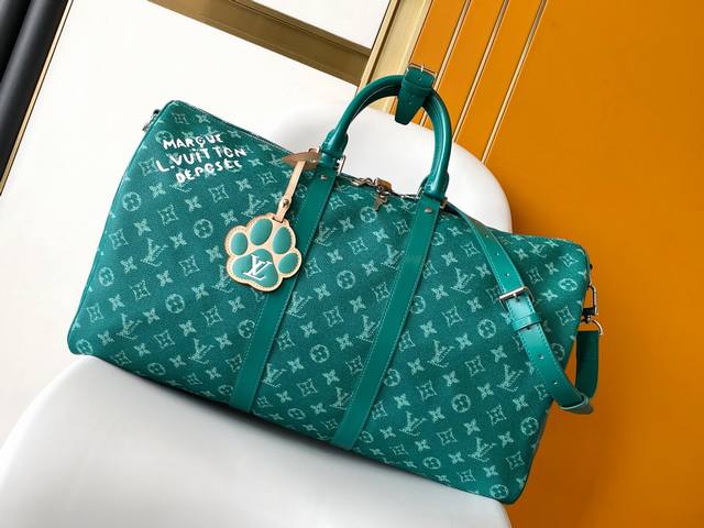 M41416绿花 变码芯片 顶级原单Louisvuitton2025早春 先看看Lv怎么创造流行吧 想象一下，当你走在纽约街头，一只穿着精致项圈的狗狗悠闲地跟在