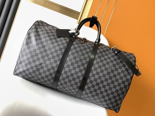 顶级原单 N41416 N41418 N41413 这款经典的Keepall 45手袋采用Damier Graphite帆布制成，大小为手提行李尺寸。 特有浑圆