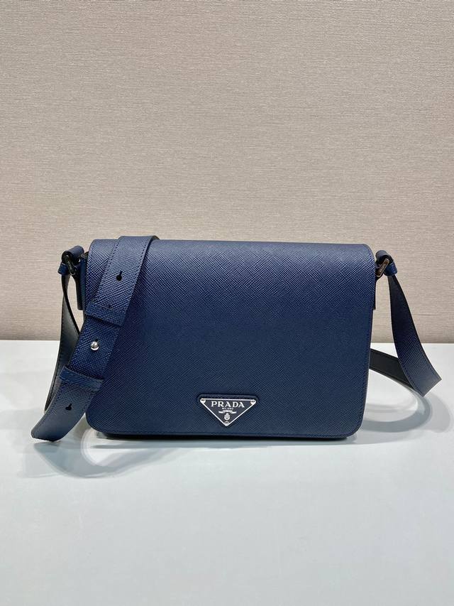 特级原厂配专柜包装新款邮差包2Vd049大号新色 这款邮差包采用标志性材料Saffiano牛皮，磁扣翻盖设计，背面磁扣口袋，可调节牛皮长肩带设计，呈现出实用而时