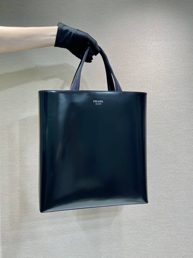 特级原厂配专柜包装光面托特包2Vg113光面 这款极简托特包呈竖款设计和内敛构型，简约廓形搭载织带提手等科技细节。内置保温瓶以束带固定 不配保温瓶 亦可轻松取下