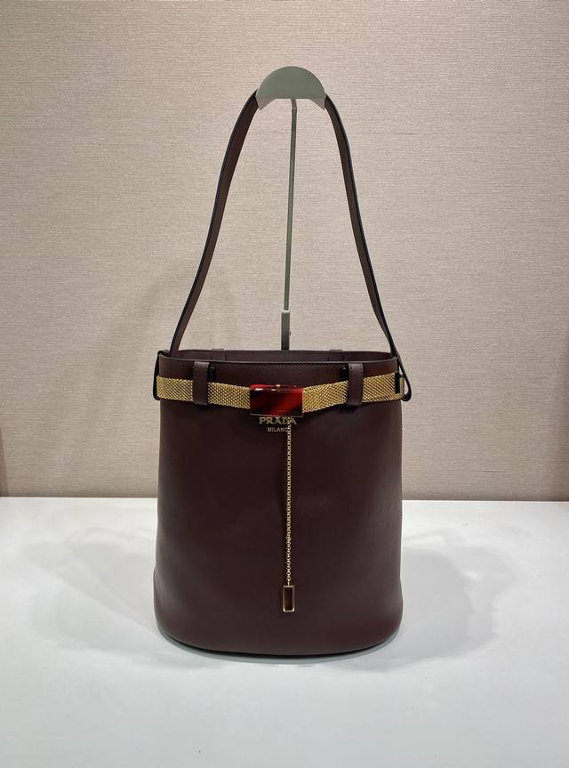 特级配专柜包装新品1Be085铁琏皮带 这款时尚水桶包廓形新意诠释 Buckle手袋，不拘一格，展露精致优雅的真谛。系带镶饰并采用金属感网眼设计，配玳瑁面板扣，